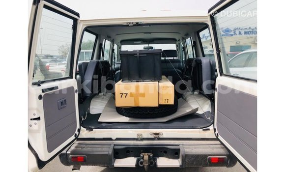 Acheter Import Voiture Toyota Land Cruiser Blanc à Import - Dubai, Ouganda Acheter Import Voiture Toyota Land Cruiser Blanc à Import - Dubai, Ouganda