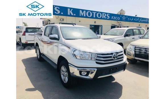Gura Imported Toyota Hilux White Imodoka i Import - Dubai mu Uganda