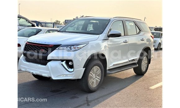 Acheter Import Voiture Toyota Fortuner Blanc à Import - Dubai, Ouganda Acheter Import Voiture Toyota Fortuner Blanc à Import - Dubai, Ouganda