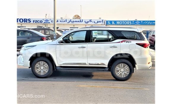 Acheter Import Voiture Toyota Fortuner Blanc à Import - Dubai, Ouganda Acheter Import Voiture Toyota Fortuner Blanc à Import - Dubai, Ouganda