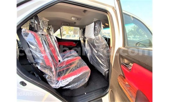 Acheter Import Voiture Toyota Fortuner Blanc à Import - Dubai, Ouganda Acheter Import Voiture Toyota Fortuner Blanc à Import - Dubai, Ouganda