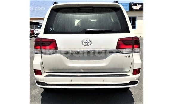 Acheter Import Voiture Toyota Land Cruiser Blanc à Import - Dubai, Ouganda Acheter Import Voiture Toyota Land Cruiser Blanc à Import - Dubai, Ouganda