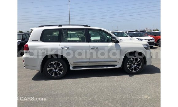 Acheter Import Voiture Toyota Land Cruiser Blanc à Import - Dubai, Ouganda Acheter Import Voiture Toyota Land Cruiser Blanc à Import - Dubai, Ouganda