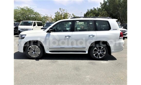 Acheter Import Voiture Toyota Land Cruiser Blanc à Import - Dubai, Ouganda Acheter Import Voiture Toyota Land Cruiser Blanc à Import - Dubai, Ouganda