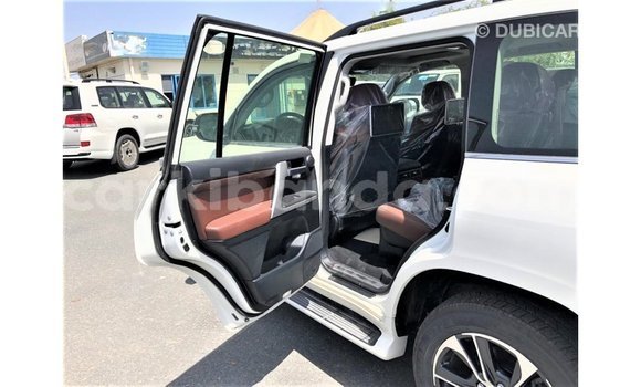 Acheter Import Voiture Toyota Land Cruiser Blanc à Import - Dubai, Ouganda Acheter Import Voiture Toyota Land Cruiser Blanc à Import - Dubai, Ouganda