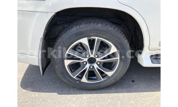 Acheter Import Voiture Toyota Land Cruiser Blanc à Import - Dubai, Ouganda Acheter Import Voiture Toyota Land Cruiser Blanc à Import - Dubai, Ouganda