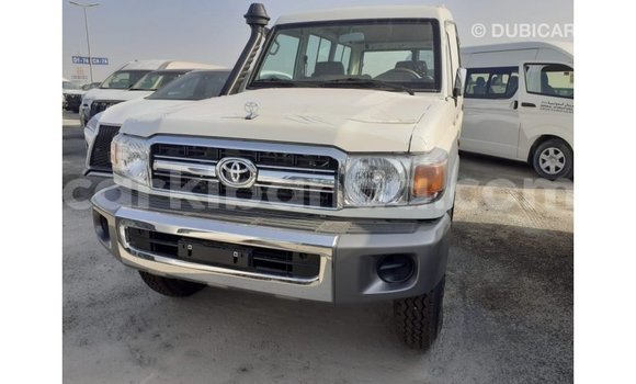 Acheter Import Voiture Toyota Land Cruiser Blanc à Import - Dubai, Ouganda Acheter Import Voiture Toyota Land Cruiser Blanc à Import - Dubai, Ouganda
