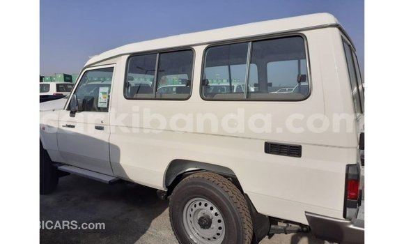Acheter Import Voiture Toyota Land Cruiser Blanc à Import - Dubai, Ouganda Acheter Import Voiture Toyota Land Cruiser Blanc à Import - Dubai, Ouganda