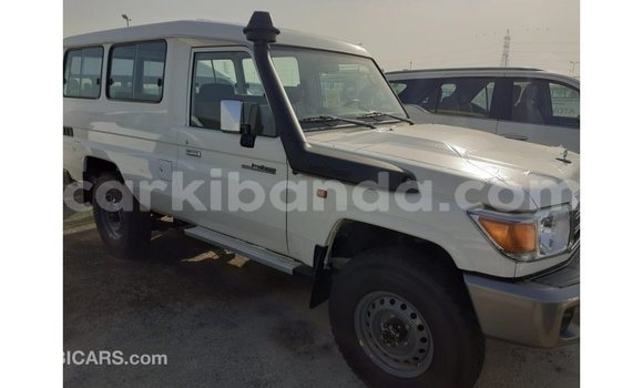 Acheter Import Voiture Toyota Land Cruiser Blanc à Import - Dubai, Ouganda Acheter Import Voiture Toyota Land Cruiser Blanc à Import - Dubai, Ouganda