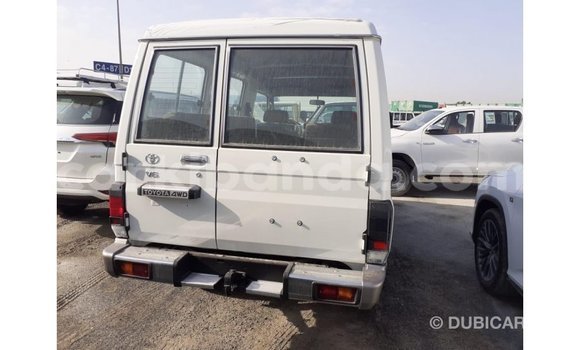 Acheter Import Voiture Toyota Land Cruiser Blanc à Import - Dubai, Ouganda Acheter Import Voiture Toyota Land Cruiser Blanc à Import - Dubai, Ouganda