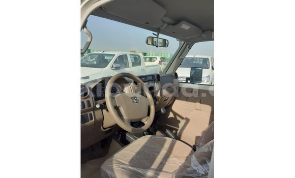 Acheter Import Voiture Toyota Land Cruiser Blanc à Import - Dubai, Ouganda Acheter Import Voiture Toyota Land Cruiser Blanc à Import - Dubai, Ouganda
