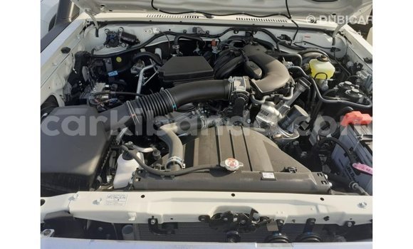 Acheter Import Voiture Toyota Land Cruiser Blanc à Import - Dubai, Ouganda Acheter Import Voiture Toyota Land Cruiser Blanc à Import - Dubai, Ouganda