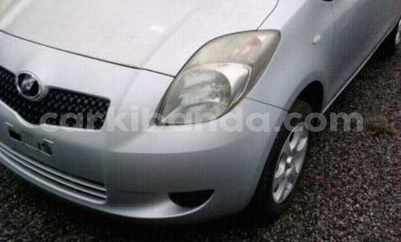 Acheter Occasion Voiture Toyota Vitz Gris à Kampala, Ouganda Acheter Occasion Voiture Toyota Vitz Gris à Kampala, Ouganda