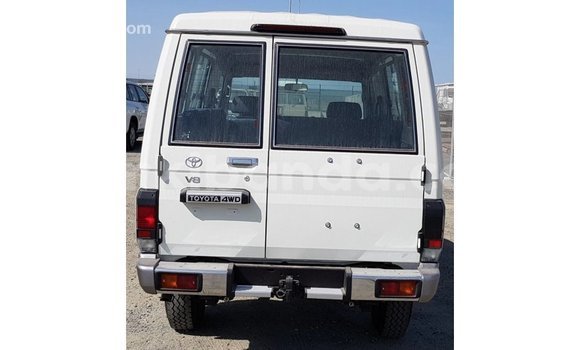 Acheter Import Voiture Toyota Land Cruiser Blanc à Import - Dubai, Ouganda Acheter Import Voiture Toyota Land Cruiser Blanc à Import - Dubai, Ouganda