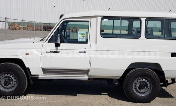 Acheter Import Voiture Toyota Land Cruiser Blanc à Import - Dubai, Ouganda Acheter Import Voiture Toyota Land Cruiser Blanc à Import - Dubai, Ouganda