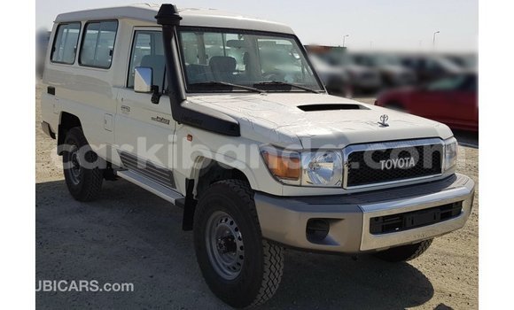 Acheter Import Voiture Toyota Land Cruiser Blanc à Import - Dubai, Ouganda Acheter Import Voiture Toyota Land Cruiser Blanc à Import - Dubai, Ouganda
