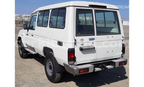 Acheter Import Voiture Toyota Land Cruiser Blanc à Import - Dubai, Ouganda Acheter Import Voiture Toyota Land Cruiser Blanc à Import - Dubai, Ouganda