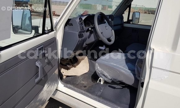 Acheter Import Voiture Toyota Land Cruiser Blanc à Import - Dubai, Ouganda Acheter Import Voiture Toyota Land Cruiser Blanc à Import - Dubai, Ouganda