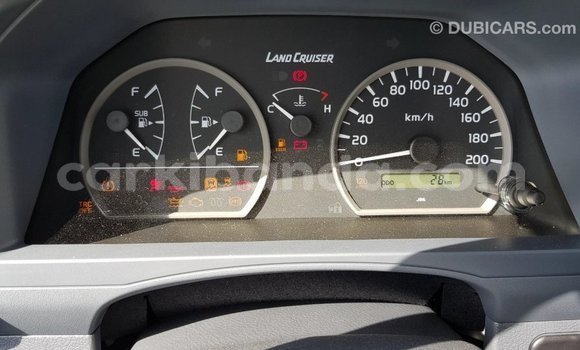 Acheter Import Voiture Toyota Land Cruiser Blanc à Import - Dubai, Ouganda Acheter Import Voiture Toyota Land Cruiser Blanc à Import - Dubai, Ouganda