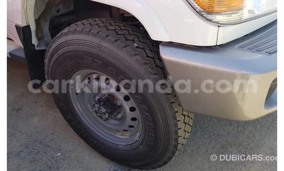 Acheter Import Voiture Toyota Land Cruiser Blanc à Import - Dubai, Ouganda Acheter Import Voiture Toyota Land Cruiser Blanc à Import - Dubai, Ouganda