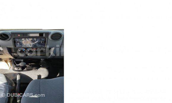 Acheter Import Voiture Toyota Land Cruiser Blanc à Import - Dubai, Ouganda Acheter Import Voiture Toyota Land Cruiser Blanc à Import - Dubai, Ouganda