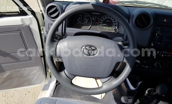 Acheter Import Voiture Toyota Land Cruiser Blanc à Import - Dubai, Ouganda Acheter Import Voiture Toyota Land Cruiser Blanc à Import - Dubai, Ouganda