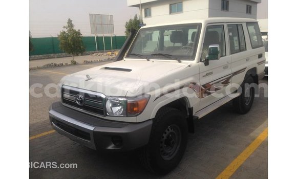 Acheter Import Voiture Toyota Land Cruiser Blanc à Import - Dubai, Ouganda Acheter Import Voiture Toyota Land Cruiser Blanc à Import - Dubai, Ouganda