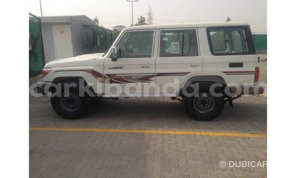 Acheter Import Voiture Toyota Land Cruiser Blanc à Import - Dubai, Ouganda Acheter Import Voiture Toyota Land Cruiser Blanc à Import - Dubai, Ouganda