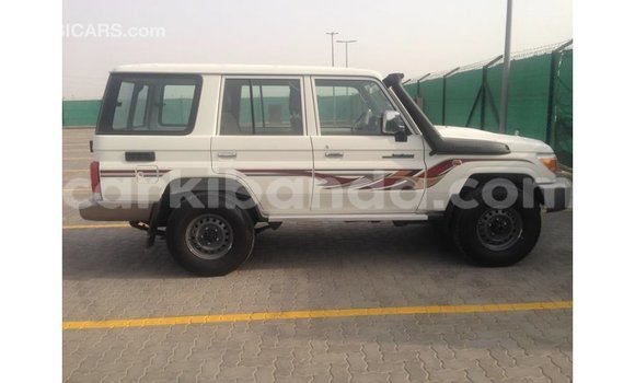 Acheter Import Voiture Toyota Land Cruiser Blanc à Import - Dubai, Ouganda Acheter Import Voiture Toyota Land Cruiser Blanc à Import - Dubai, Ouganda