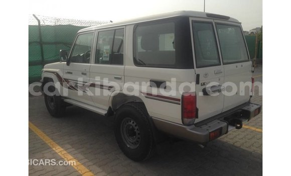 Acheter Import Voiture Toyota Land Cruiser Blanc à Import - Dubai, Ouganda Acheter Import Voiture Toyota Land Cruiser Blanc à Import - Dubai, Ouganda