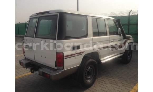 Acheter Import Voiture Toyota Land Cruiser Blanc à Import - Dubai, Ouganda Acheter Import Voiture Toyota Land Cruiser Blanc à Import - Dubai, Ouganda