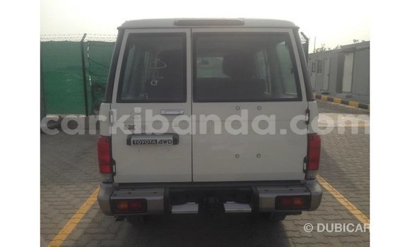 Acheter Import Voiture Toyota Land Cruiser Blanc à Import - Dubai, Ouganda Acheter Import Voiture Toyota Land Cruiser Blanc à Import - Dubai, Ouganda