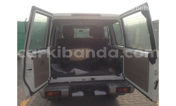 Acheter Import Voiture Toyota Land Cruiser Blanc à Import - Dubai, Ouganda Acheter Import Voiture Toyota Land Cruiser Blanc à Import - Dubai, Ouganda