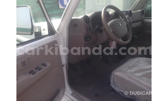 Acheter Import Voiture Toyota Land Cruiser Blanc à Import - Dubai, Ouganda Acheter Import Voiture Toyota Land Cruiser Blanc à Import - Dubai, Ouganda