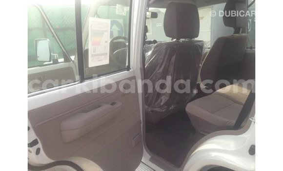Acheter Import Voiture Toyota Land Cruiser Blanc à Import - Dubai, Ouganda Acheter Import Voiture Toyota Land Cruiser Blanc à Import - Dubai, Ouganda
