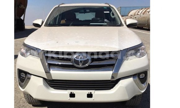 Gura Imported Toyota Fortuner White Imodoka i Import - Dubai mu Uganda
