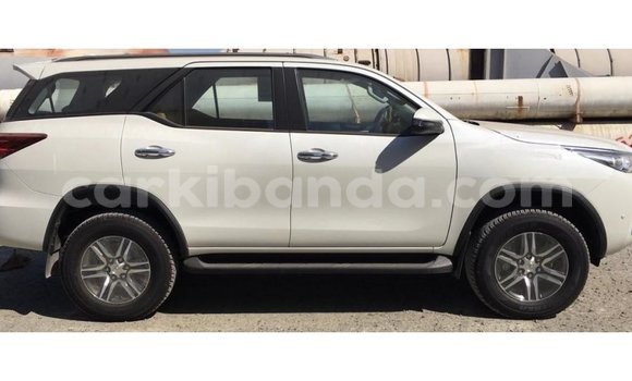 Nunua Imported Toyota Fortuner Nyeupe Gari ndani ya Import - Dubai nchini Uganda Nunua Imported Toyota Fortuner Nyeupe Gari ndani ya Import - Dubai nchini Uganda