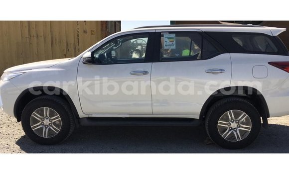 Nunua Imported Toyota Fortuner Nyeupe Gari ndani ya Import - Dubai nchini Uganda Nunua Imported Toyota Fortuner Nyeupe Gari ndani ya Import - Dubai nchini Uganda