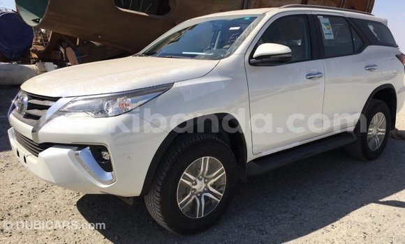 Nunua Imported Toyota Fortuner Nyeupe Gari ndani ya Import - Dubai nchini Uganda Nunua Imported Toyota Fortuner Nyeupe Gari ndani ya Import - Dubai nchini Uganda