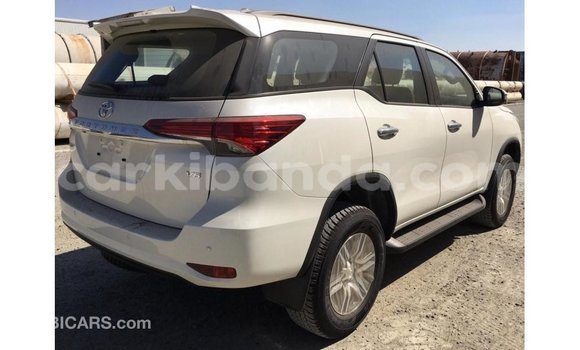 Nunua Imported Toyota Fortuner Nyeupe Gari ndani ya Import - Dubai nchini Uganda Nunua Imported Toyota Fortuner Nyeupe Gari ndani ya Import - Dubai nchini Uganda