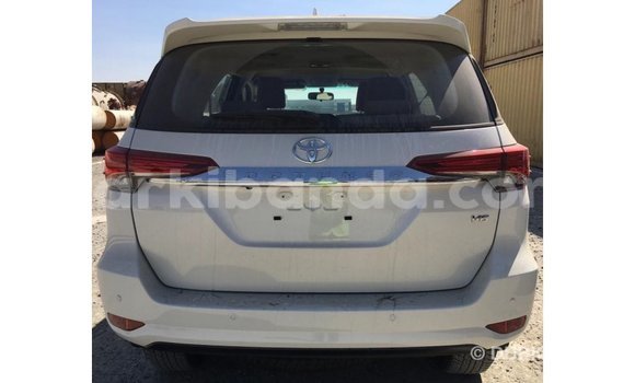 Nunua Imported Toyota Fortuner Nyeupe Gari ndani ya Import - Dubai nchini Uganda Nunua Imported Toyota Fortuner Nyeupe Gari ndani ya Import - Dubai nchini Uganda
