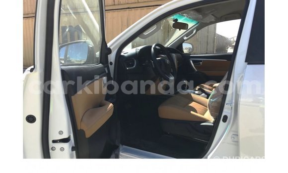 Nunua Imported Toyota Fortuner Nyeupe Gari ndani ya Import - Dubai nchini Uganda Nunua Imported Toyota Fortuner Nyeupe Gari ndani ya Import - Dubai nchini Uganda