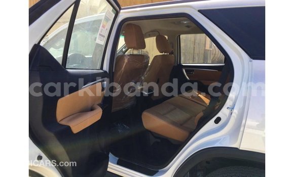 Nunua Imported Toyota Fortuner Nyeupe Gari ndani ya Import - Dubai nchini Uganda Nunua Imported Toyota Fortuner Nyeupe Gari ndani ya Import - Dubai nchini Uganda