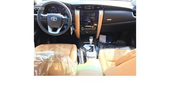 Nunua Imported Toyota Fortuner Nyeupe Gari ndani ya Import - Dubai nchini Uganda Nunua Imported Toyota Fortuner Nyeupe Gari ndani ya Import - Dubai nchini Uganda
