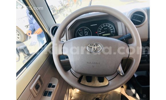 Acheter Import Voiture Toyota Land Cruiser Beige à Import - Dubai, Ouganda Acheter Import Voiture Toyota Land Cruiser Beige à Import - Dubai, Ouganda