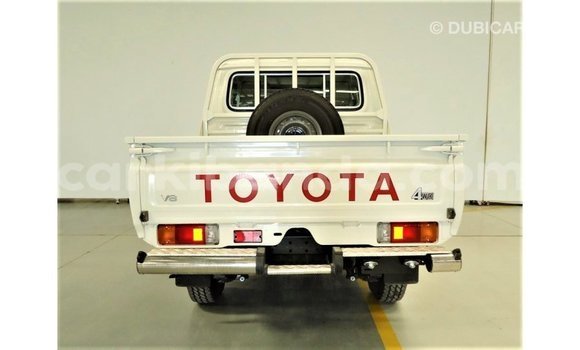 Acheter Import Voiture Toyota Land Cruiser Blanc à Import - Dubai, Ouganda Acheter Import Voiture Toyota Land Cruiser Blanc à Import - Dubai, Ouganda