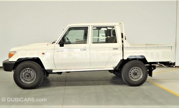 Acheter Import Voiture Toyota Land Cruiser Blanc à Import - Dubai, Ouganda Acheter Import Voiture Toyota Land Cruiser Blanc à Import - Dubai, Ouganda