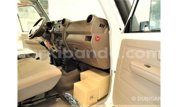 Acheter Import Voiture Toyota Land Cruiser Blanc à Import - Dubai, Ouganda Acheter Import Voiture Toyota Land Cruiser Blanc à Import - Dubai, Ouganda