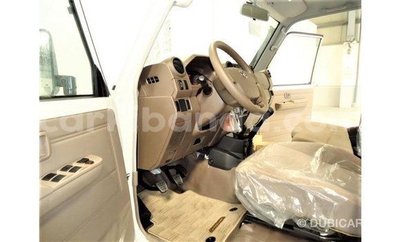 Acheter Import Voiture Toyota Land Cruiser Blanc à Import - Dubai, Ouganda Acheter Import Voiture Toyota Land Cruiser Blanc à Import - Dubai, Ouganda