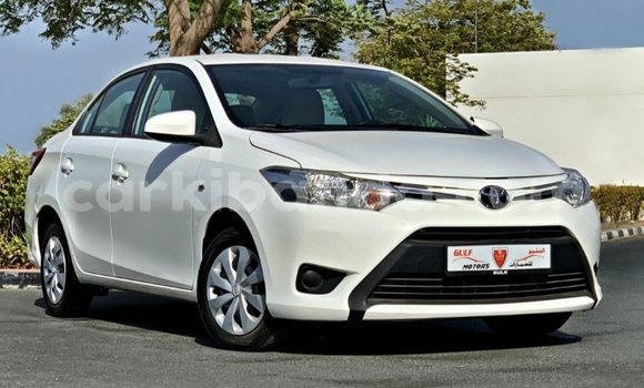 Acheter Import Voiture Toyota Yaris Blanc à Import - Dubai, Ouganda